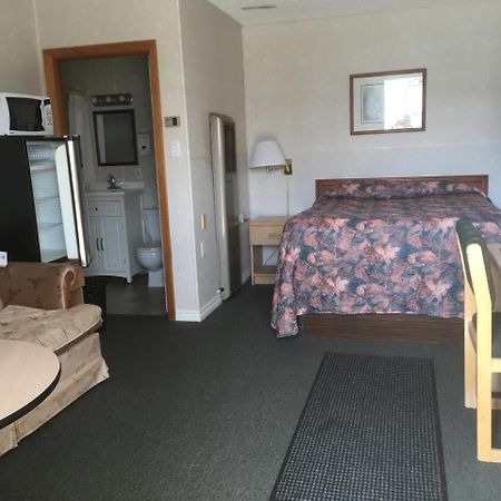 Winkys Motel Estevan Екстер'єр фото