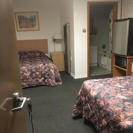 Winkys Motel Estevan Екстер'єр фото
