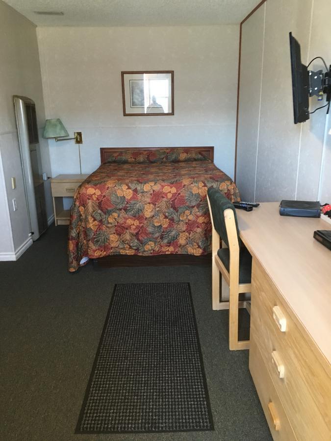 Winkys Motel Estevan Екстер'єр фото