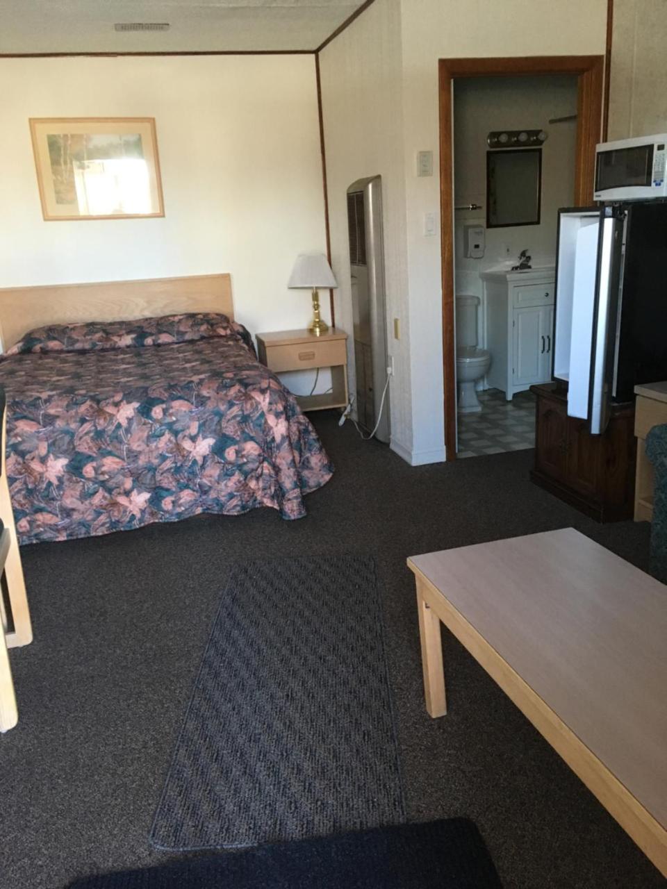 Winkys Motel Estevan Екстер'єр фото